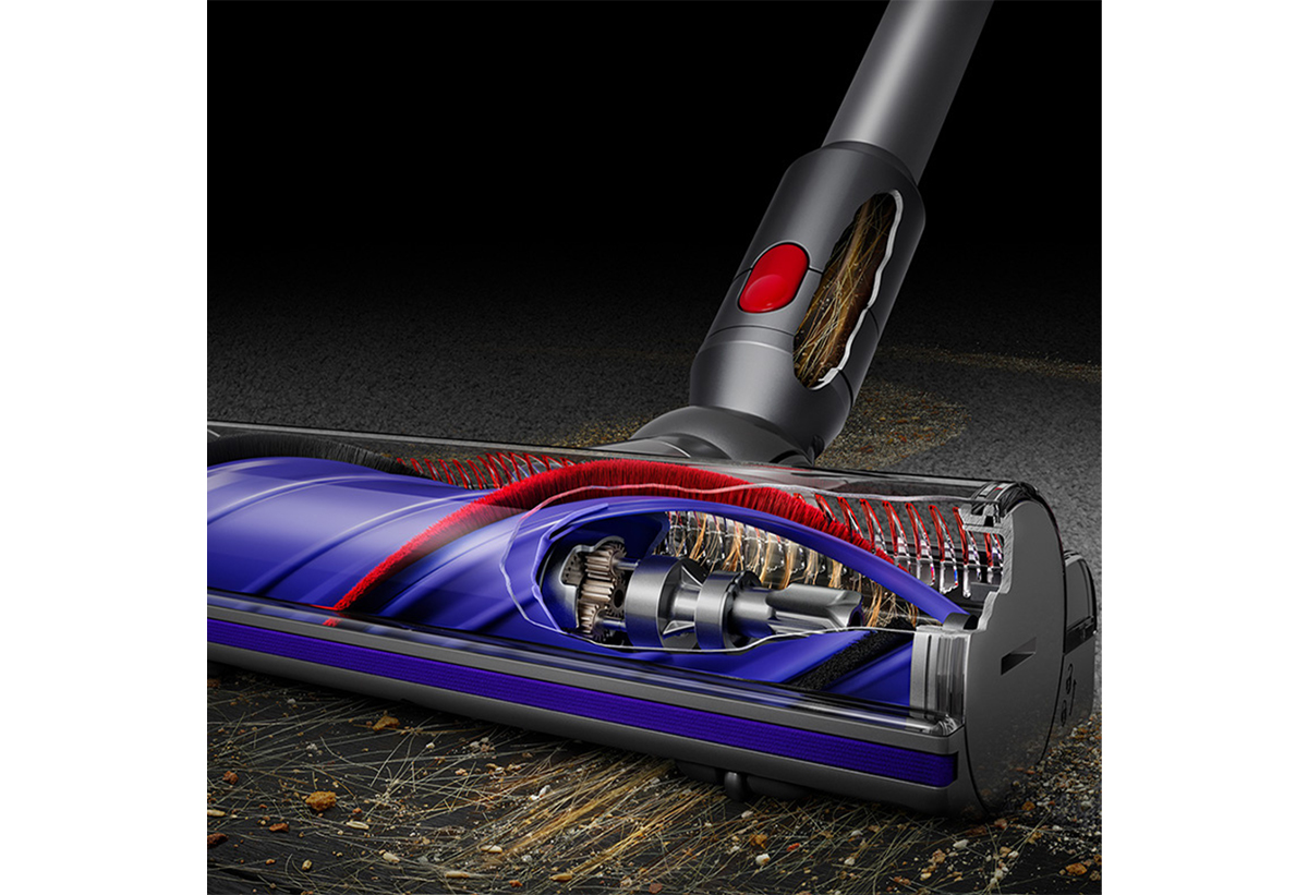 Απεικονίζεται η σκούπα να συλλέγει τρίχες.